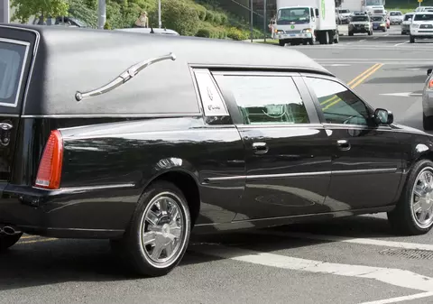 Descoperirea făcută de poliţişti într-o maşină funerară. Şoferul nu ştie ce se află în sicriu