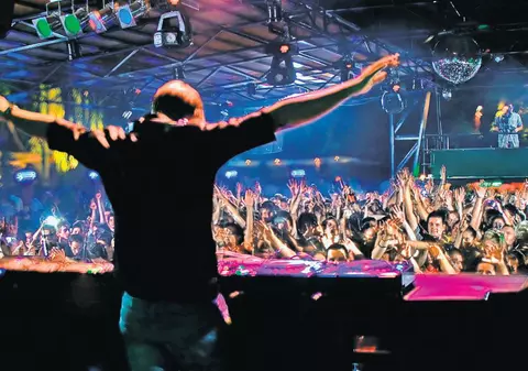 DJ la două mâini: Muzică bună şi droguri de calitate