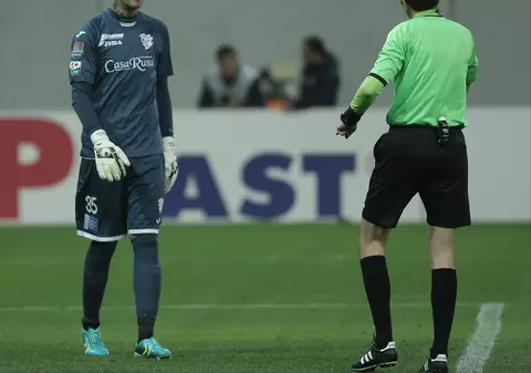 Un scriitor timișorean a lansat o ipoteză șocantă despre meciul lui ACS Poli cu Steaua, din Cupa Ligii, de pe Arena Națională: ^”Portarul Kirchstein a făcut scandal în vestiar și a amenințat că pleacă. După hențurile lui Belu și Sarmov, crede că ar fi fost blat”