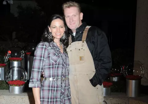 O cântăreață bolnavă de cancer a părăsit spitalul pentru a-și petrece sfârșitul cu fetița și soțul ei