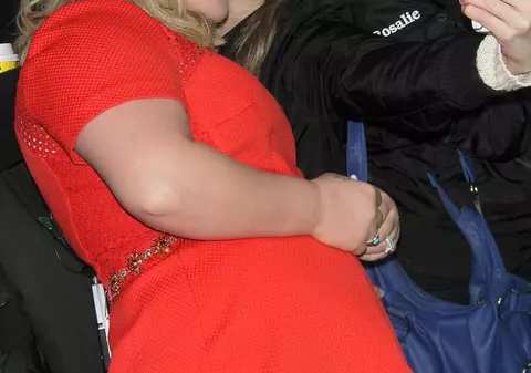 E oficial! O celebră cântăreață va fi mamă pentru a treia oară