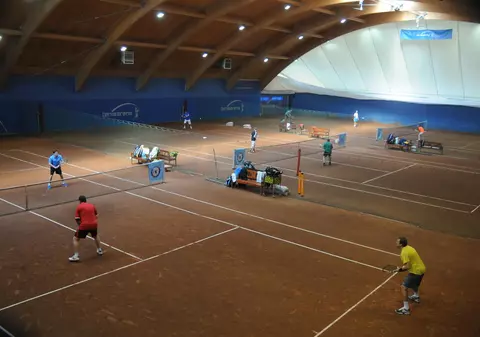 Românii joacă tenis la dublu în 15 orașe din țară / GALERIE FOTO