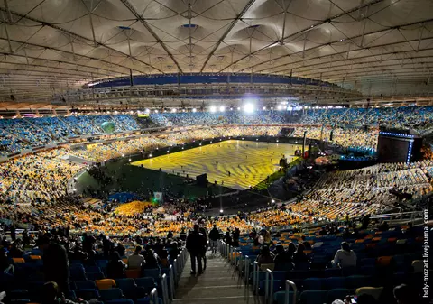 Directorul Stadionului Olimpic din Kiev face o tribună pentru fanii de culoare