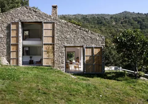 Au transformat un grajd într-o locuinţă contemporană şi deosebit de frumoasă