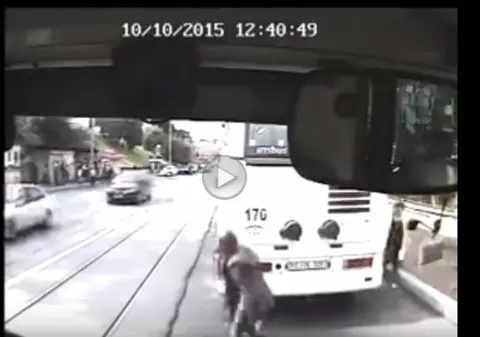 O fetiță din Cluj-Napoca a fost lovită în plin de o mașină care circula pe linia de tramvai