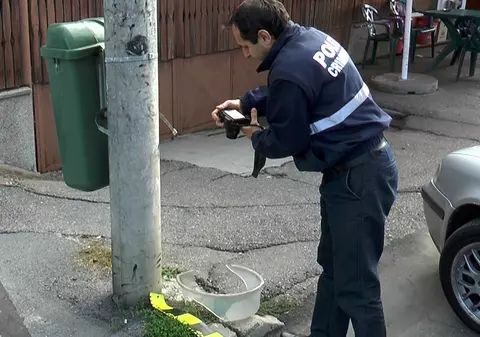 Polițist rănit de o lampă de iluminat