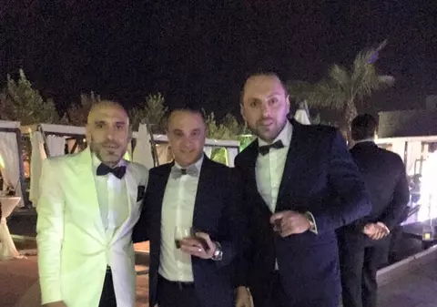 Învârte femeile pe degete dar a venit singur la o nuntă de fițe!