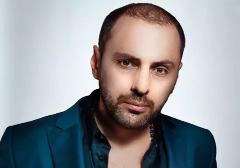 Un celebru burlac își face agenție de modele!