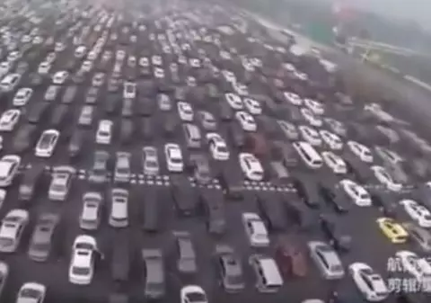 Incredibil! Cum arată un AMBUTEIAJ pe o autostradă cu 50 de benzi din China | VIDEO