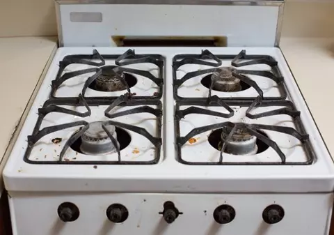 Curăţă aragazul în 5 minute cu ingrediente banale din bucătărie
