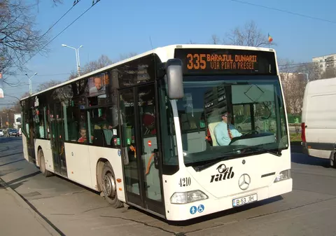 ACCIDENT cu un autobuz RATB pe Calea Dorobanţilor. Două  persoane rănite