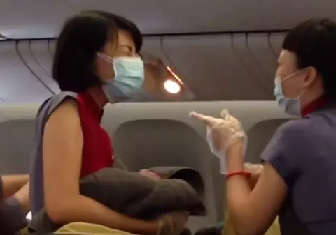 A născut în avion, la 9000 de metri altitudine. Momentul incredibil a fost filmat | VIDEO