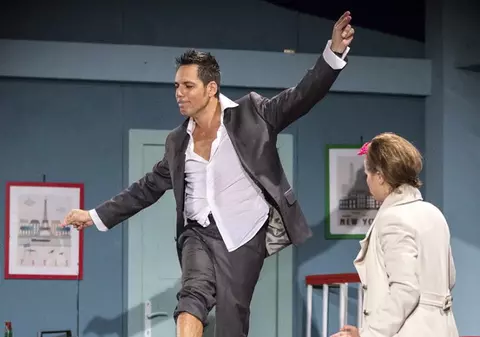 Imagini de senzație cu Ștefan Bănică junior! Dansează desculț pe masă!