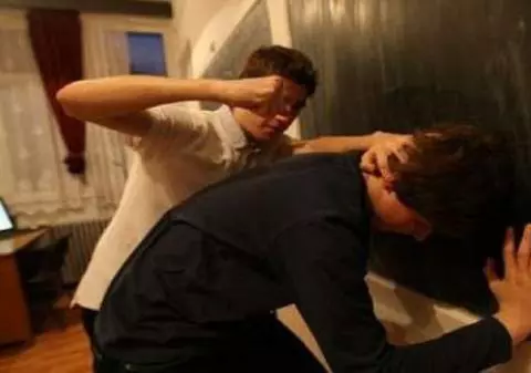 Fiul primarului din Slatina a snopit în bătaie un tânăr alături de care băuse toată noaptea