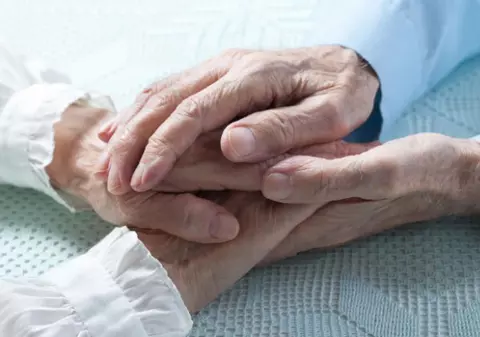 Nereguli grave la centrele Asociației “Aura 2010” din Brăila, care a rămas fără acreditare. Bătrânii din centre erau abuzați și neglijați