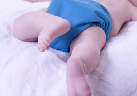 În ce lume trăim! O mamă și-a aruncat în WC gemenele abia născute!
