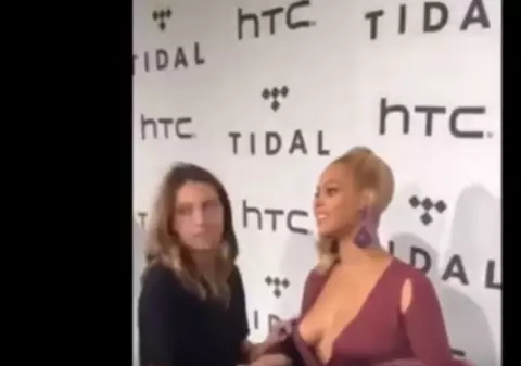 Ce acritură e cu subalternii! Uite cum s-a uitat Beyonce la asistenta sa! | VIDEO