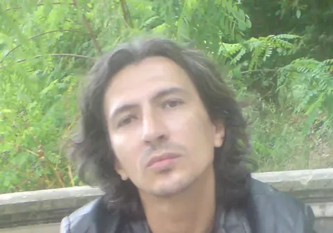 A cântat în Japonia, Norvegia, Elveția și pe Coasta de Azur iar acum s-a întors acasă. Îl recunoști?