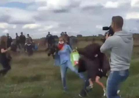 Femeia cameraman din Ungaria vrea să-l dea în judecată pe unul dintre refugiaţii pe care i-a lovit | VIDEO