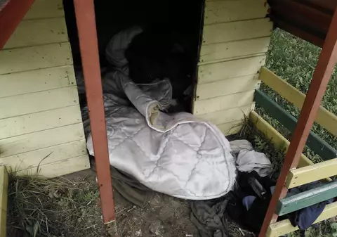 Nu o să-ţi vină să crezi unde şi-au făcut casă persoanele fără adăpost