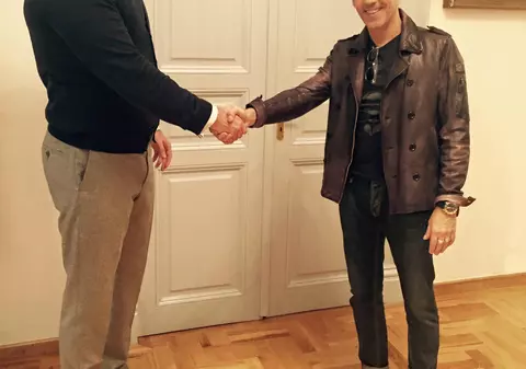 Adevărata dimensiune a lui Bănică Jr. Vezi fotografia în care artistul pare intrat la apă!