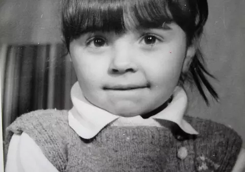 Ai idee cine e micuța din fotografii? Pont: a pozat în Playboy!