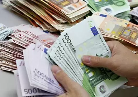 Euro - 4,5152 lei. Moneda europeană a pierdut cei doi bani câștigați, vineri, în fața leului