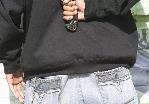 SCENE ŞOCANTE LA UN LICEU DIN TÂRGU JIU! O fată de 17 ani a fost înjunghiată în curtea şcolii de băiatul pe care-l părăsise