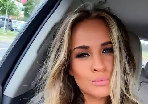 Diana Munteanu s-a îndrăgostit! Nu ai să crezi pe cine sărută vedeta! Foto în articol.