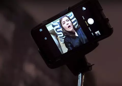 A avut imaginaţie!? A fost inventat selfie stick-ul cu vibrator! VIDEO