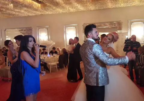 Ce dedicație specială a primit Sânzi la nunta ei! Foto de pe ringul de dans!