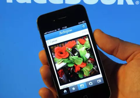 Șocant! Un cercetător le dă oamenilor droguri ca să-i scape de dependența de Facebook!