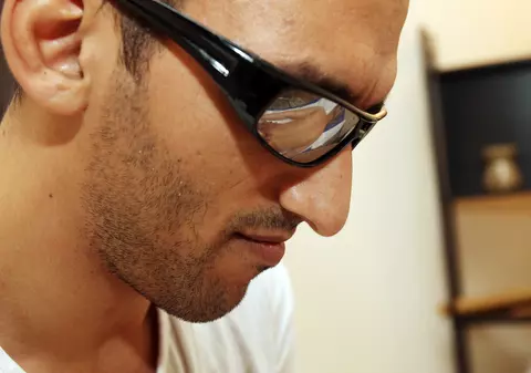 EXCLUSIV | Vracii orbi din inima Bucureştiului! Rămaşi cu deficienţe oculare totale de la vârste fragede, vindecă prin masaj pentru că «văd» prin degete