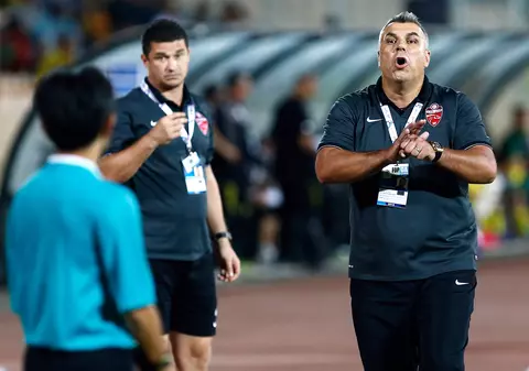 Cosmin Olăroiu a realizat încă o performanţă în Golf. ^Antrenorul român s-a calificat dramatic cu Al Ahli în finala Ligii Campionilor Asiei / VIDEO