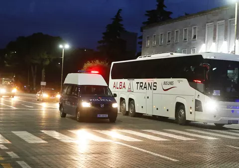 Autocarul echipei Serbiei, atacat cu pietre la Tirana!