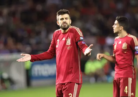 Un fan a intrat pe teren şi şi-a făcut un selfie cu Pique la finalul meciului Spania-Luxemburg