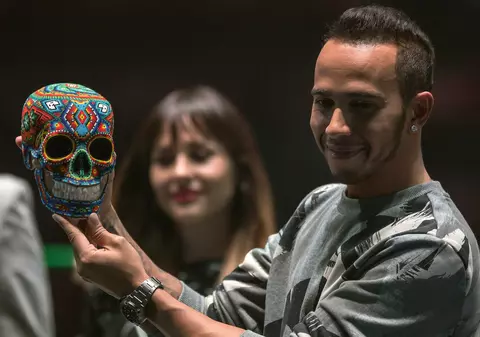 "Hamlet" Hamilton. Pilotul campion mondial a pozat cu craniu, de Ziua Morților, în Mexic! După 23 de ani pe Autodromo Hermanos Rodriguez