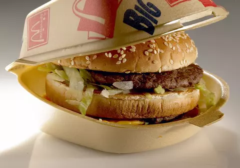 Ai mâncat un HAMBURGER? Uite cât trebuie să alergi ca să arzi caloriile