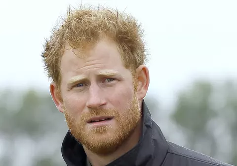 Prințul Harry, acuzat că are legături strânse cu un traficant de droguri. Regina e furioasă