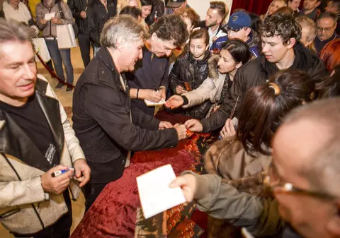 S-a întâmplat în România. S-au călcat pe picioare să pună mâna pe Dan Bitman!