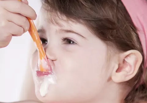 De ce este bine pentru copii să mănânce iaurt