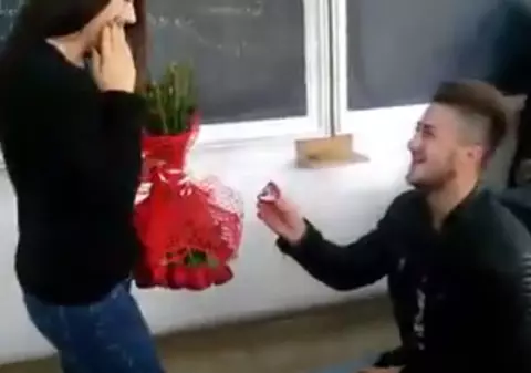 Un tânăr din Piteşti şi-a cerut iubita în căsătorie în facultate, în timpul unui curs. Cum a reacţionat fata | VIDEO