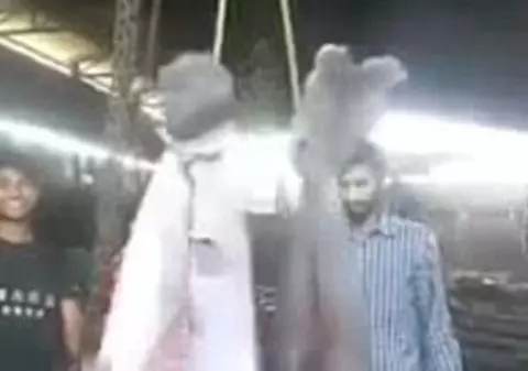 Cruzime de nedescris! Cum şi-a pedepsit un şef angajatul, după ce l-a prins furând