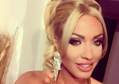 O blonda sexy din showbiz a înnebunit nuntaşii