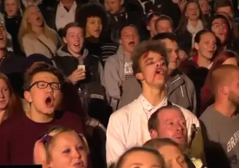 Sute de persoane au urlat la lună. Care a fost motivul lor | VIDEO