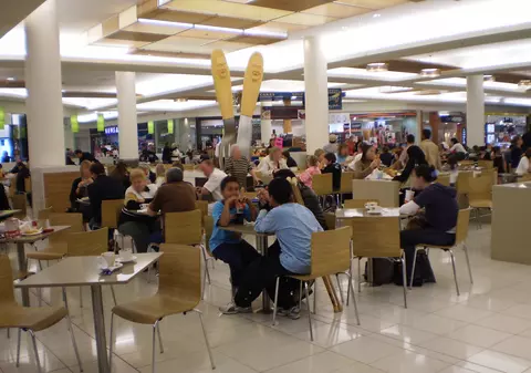 Românii se înghesuie la mall… SĂ MÂNÂNCE ȘI SĂ BEA 