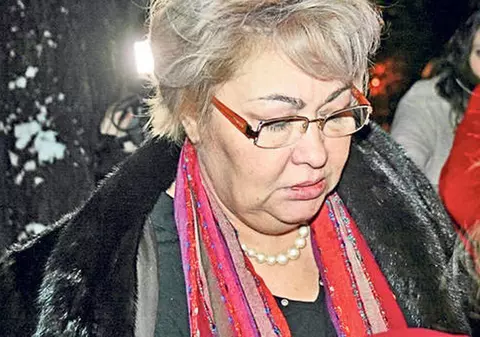 Aceasta este cea mai dorită haină a Marioarei Zăvoranu. Toate femeile care aşteaptă în faţa vilei din Afumaţi speră să o primească