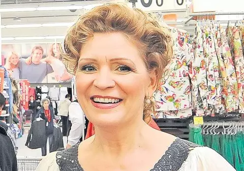 O artistă cunoscută de la noi vinde covrigi la tonetă