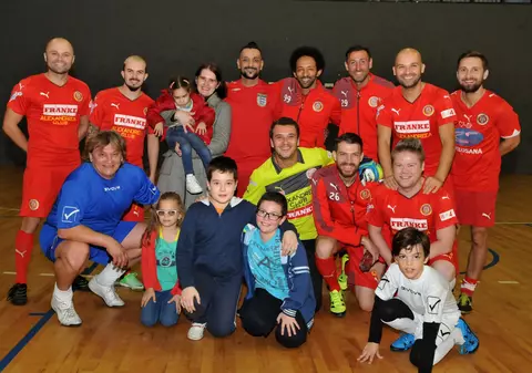 Dani Oțil, Dan Cruceru și legendarul fotbalist Dănuț Lupu au strâns bani jucând fotbal pentru o fetiță bolnavă