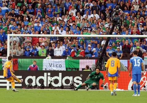 România, după 8 ani la EURO! Turneele finale la care au participat tricolorii. ^Ultima competiție majoră, EURO 2008, a fost dusă de generația lui Cristi Chivu și Adrian Mutu / GALERIE FOTO